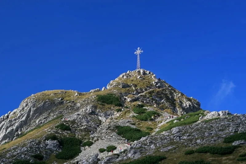 Czemu na Giewoncie jest krzyż? Odkryj jego głębokie znaczenie