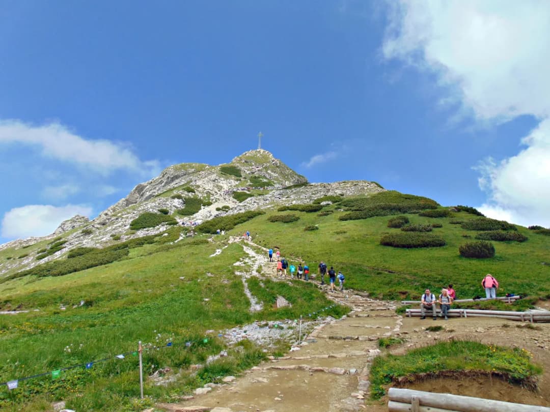Ile czasu zajmuje wejście na Giewont? Poznaj trudności i trasy