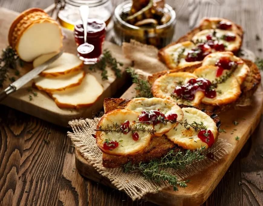 Z czym jeść oscypka? Odkryj najlepsze smaki i połączenia