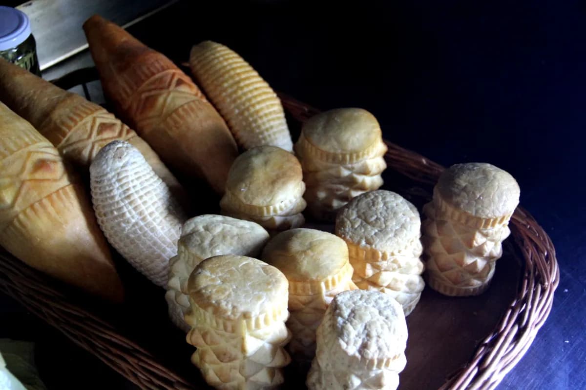 Gdzie kupić oscypki w Bieszczadach? Odkryj najlepsze miejsca na zakupy