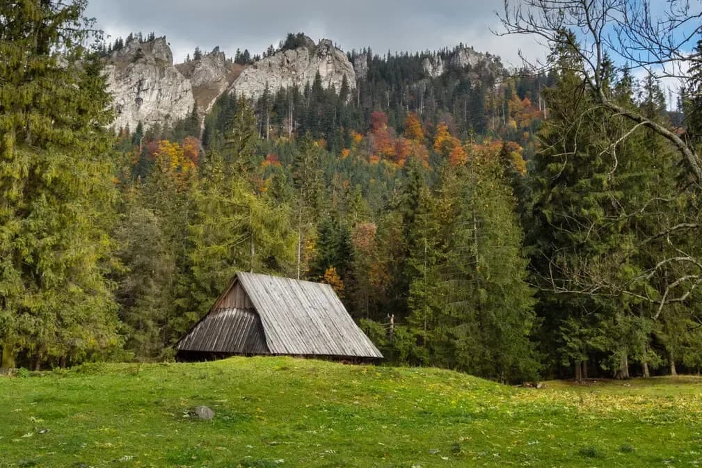 Bacówka w górach: Idealne miejsce na relaks i niezapomniane przygody