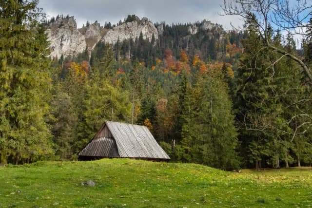 Bacówka w górach: Idealne miejsce na relaks i niezapomniane przygody