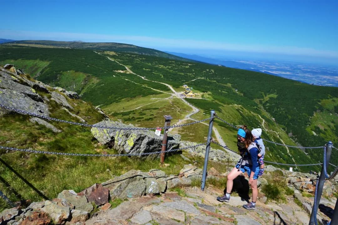Jakim szlakiem z dzieckiem na Śnieżkę - łatwe trasy i porady dla rodzin
